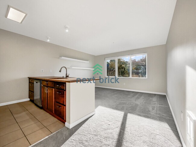 Building Photo - Luxury 1 Bed, 1 Bath Downtown Seattle Condo with City & Water Views