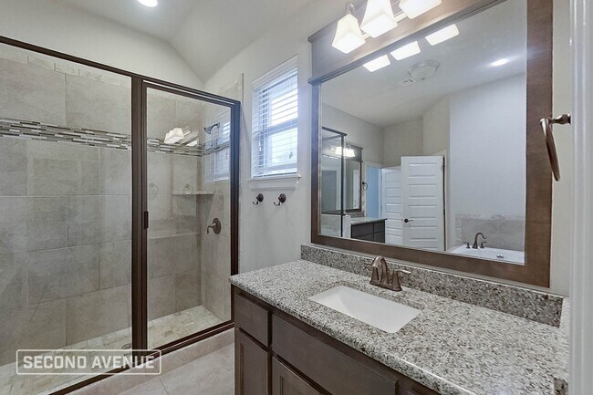 Building Photo - LIMITED TIME: $998 off second month’s rent...