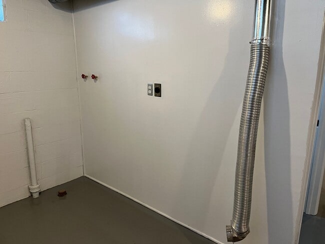 Building Photo - **BEAUTIFULLY REMODELED 3-BEDROOM/1.5 BATH HOUSE IN NORTH COLUMBUS!!**