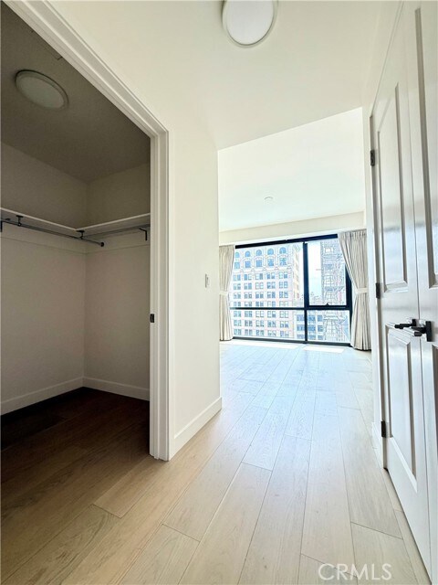 Building Photo - 400 S Broadway