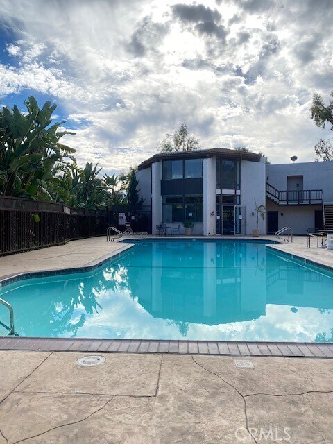 Building Photo - 322 Miraleste Dr