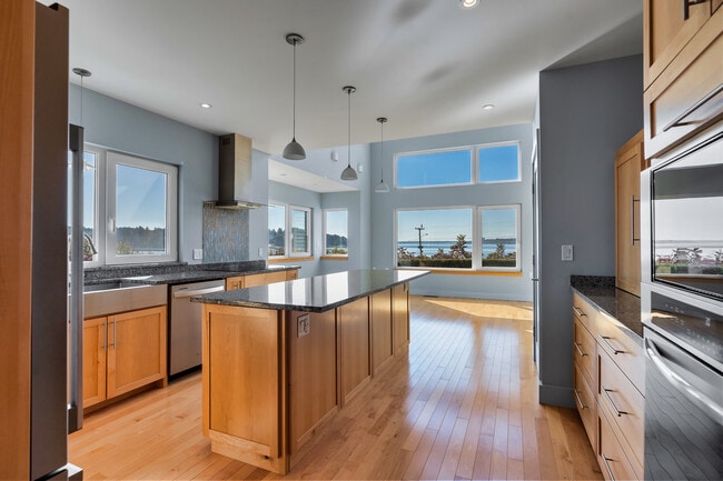 Building Photo - 1 Shoreline Dr