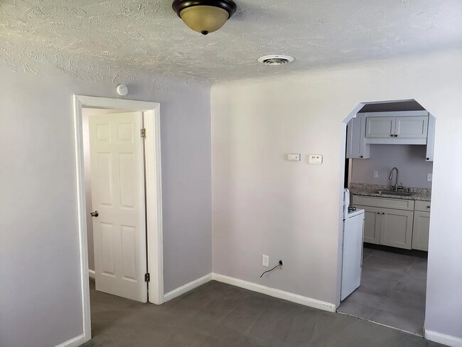 Building Photo - Your Cozy 2-Bedroom Retreat: Fenced Yard, Modern Upgrades & Perfect Location!