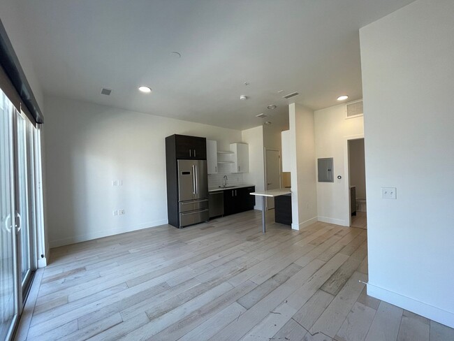 Building Photo - Beautiful Downtown Studio in Rhino District!!