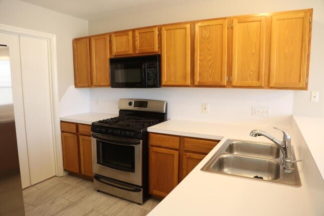 Building Photo - 3419 Lakeland Gardens Dr