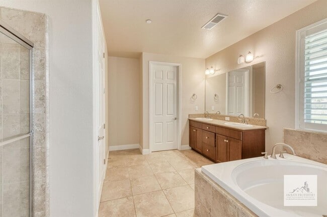 Building Photo - Beautiful 4 bedroom home on the Golf Course!