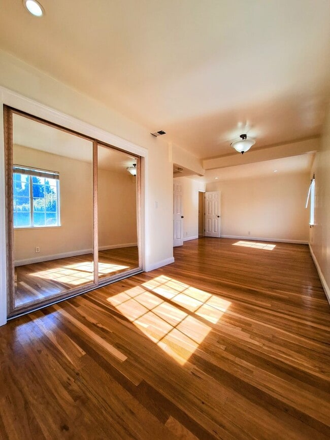 Building Photo - Beautifully Remodeled 3bd Single Story House With Bonus Room & Storage Space!
