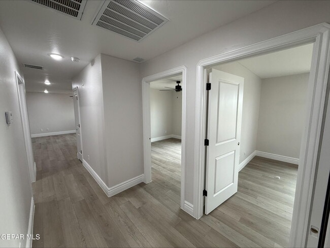 Building Photo - 2633 Dunoon Dr