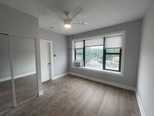 Building Photo - 4393 N Elston Ave