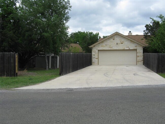 Building Photo - 806 Woodland Park Dr
