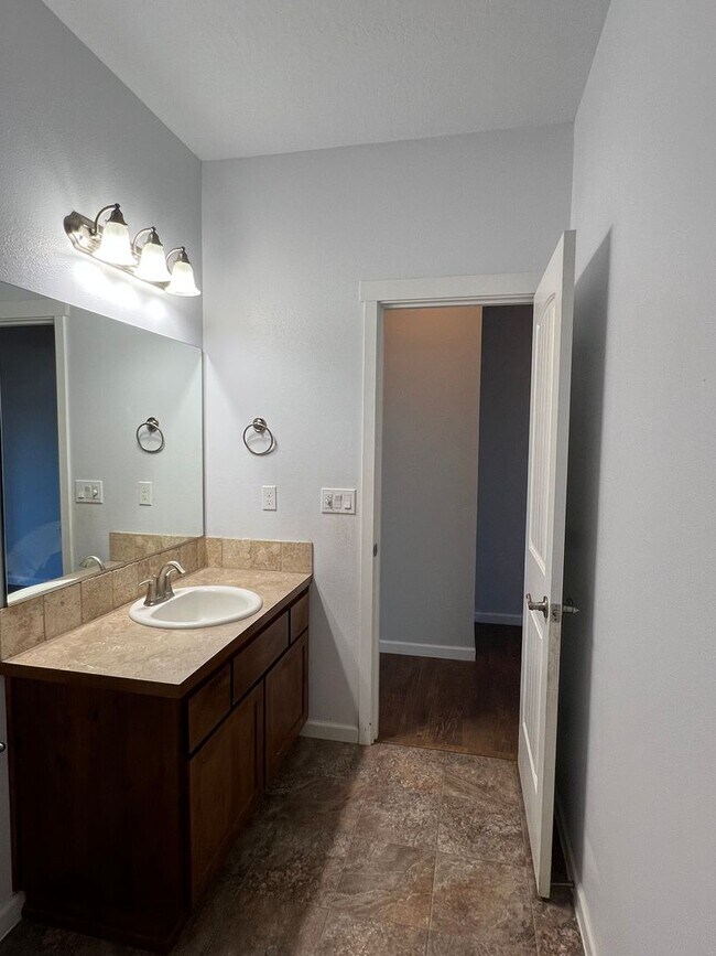 Building Photo - Beautiful Hilltop Country Home with Stunning Views