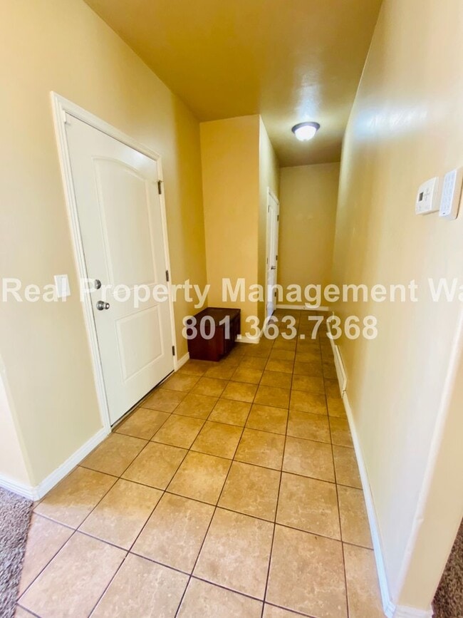 Building Photo - 5 Bedroom 3 Bathroom Riverton Home!