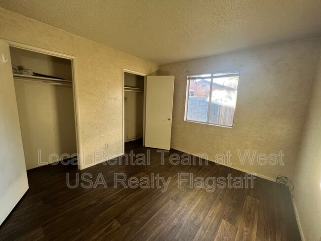 Building Photo - 2219 E Dortha Ave