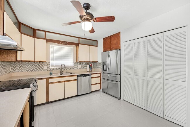 Building Photo - 2 Bedroom 2 bath Pool Home in Naples park