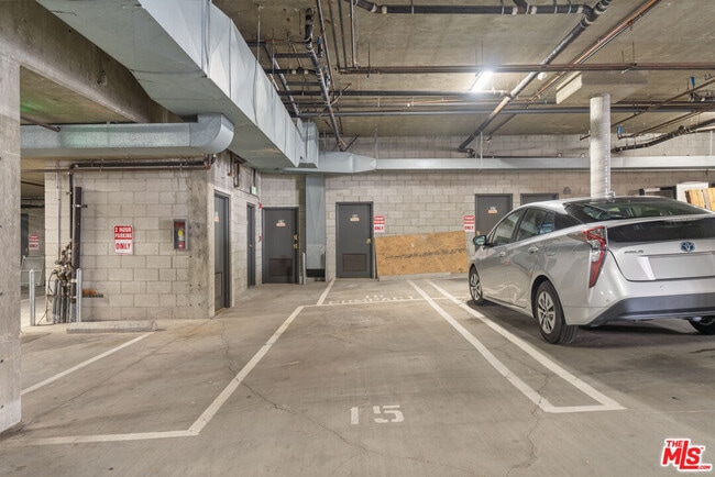 Building Photo - 1225 Armacost Ave