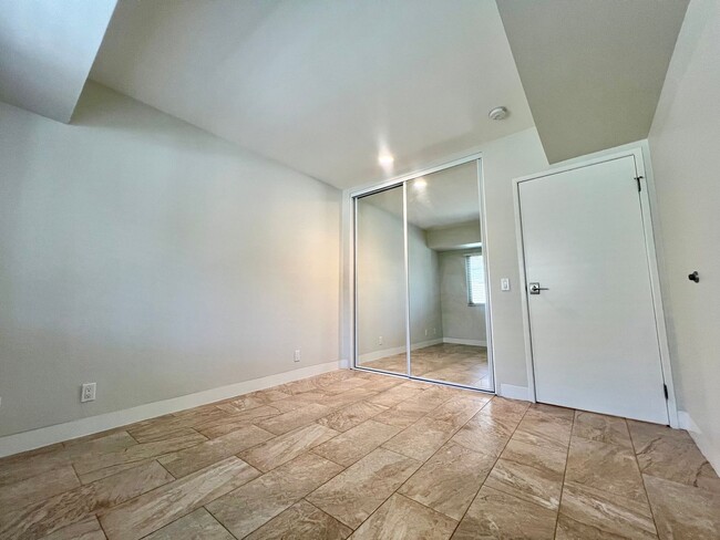 Building Photo - AVAILABLE NOW! 2 Bedroom / 2 Bathroom Cond...