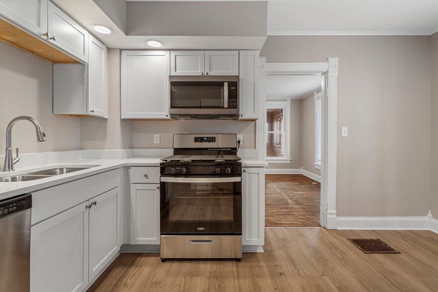 Building Photo - 402 E Elm St