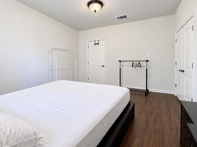 Building Photo - 17002 Brewer Blackbird Dr