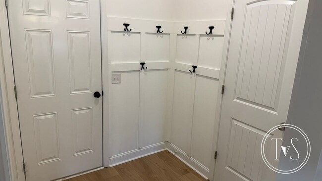 Building Photo - RATE DROP ALERT (was $2600/month) and MOVE IN SPECIAL: $1000 OFF 1ST MONTH'S RENT!**