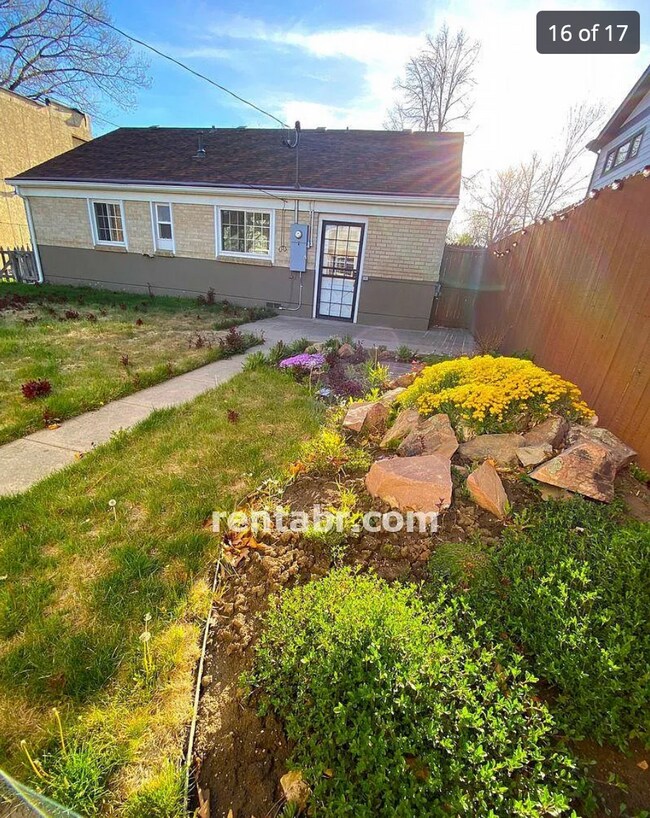 Building Photo - Come home to this Two Bedroom Bungalow in ...