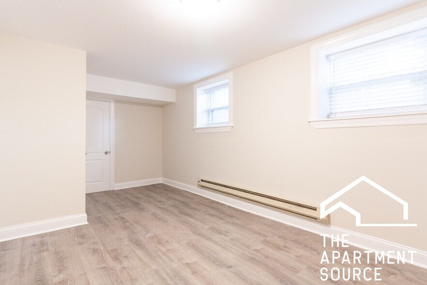 Building Photo - 856 W George St