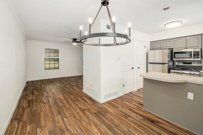 Building Photo - 204 Northwest Dr