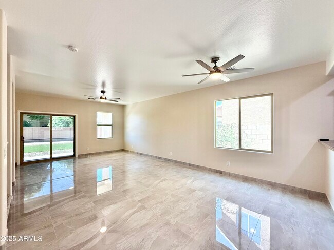 Building Photo - 10631 E Sunflower Ln