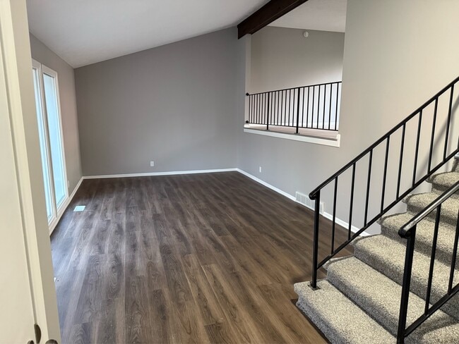 Building Photo - 6606 S 108th Terrace