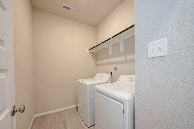 Building Photo - 1091 Lilly Ln