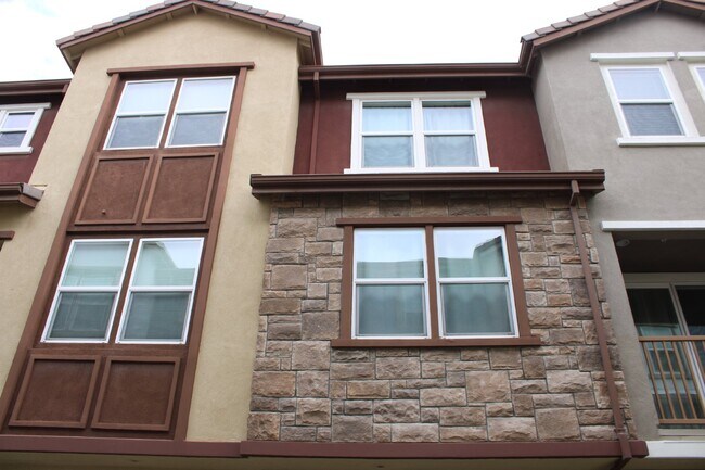 Building Photo - Beautiful 3 Bed, 3 Bath Condo in Perfect M...