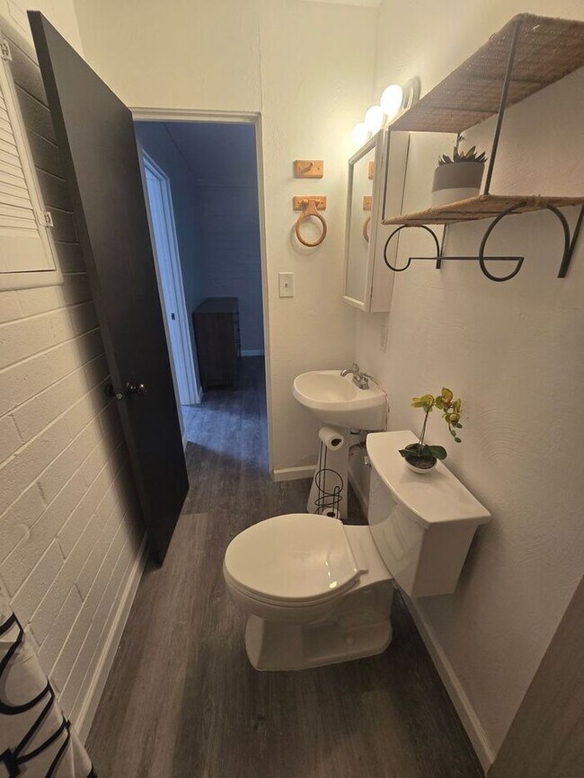 Building Photo - Rooms for Rent – Furnished, Lockable, & Private Backyard! 6 Spots Open.