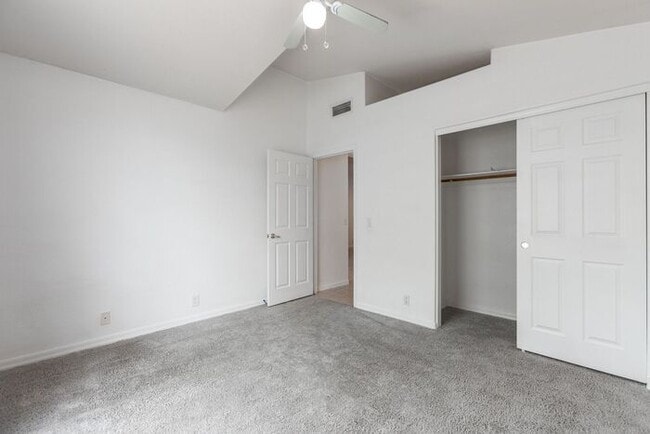 Building Photo - Enjoy an open floor plan with all appliances!