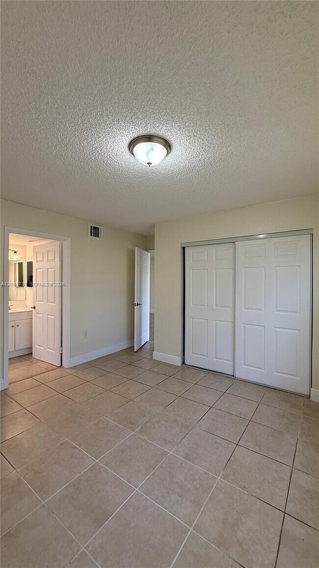 Building Photo - 1524 Lake Crystal Dr