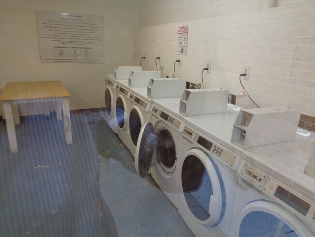 Building Photo - PRE-LEASE! 2 bed 1.5 Bath Condo at The Wimbledon!