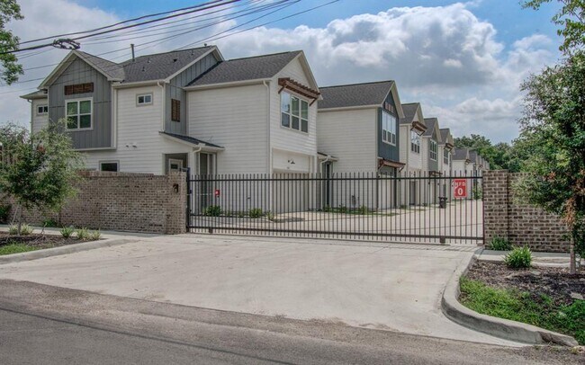 Building Photo - 970 Highland Sound Ln