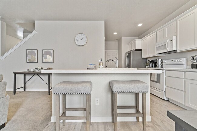 Building Photo - 2646 W Snyder St