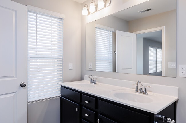 Building Photo - 628 Metro Sta