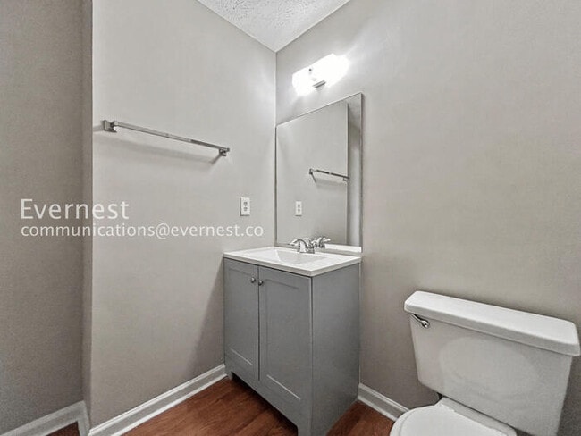 Building Photo - 2 Bed/1.5 Bath Townhome with Modern Amenities / Pet-Friendly / Coming Soon!