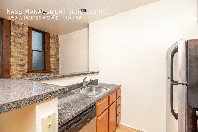 Building Photo - 1050 W Dickens Ave
