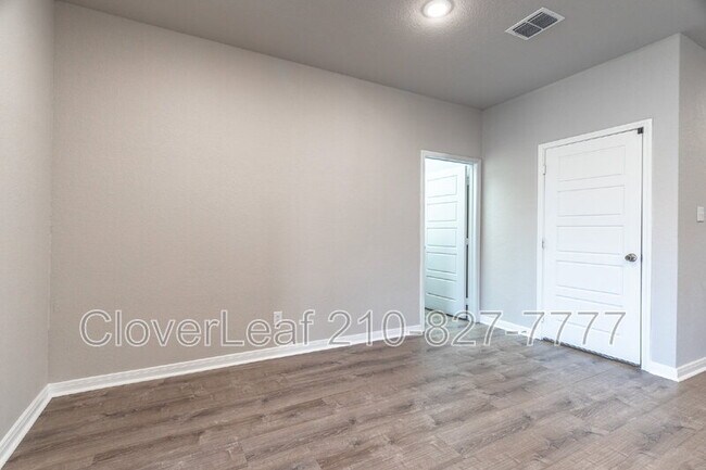 Building Photo - 940 Windflower