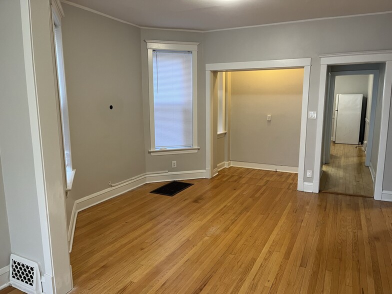 Building Photo - 1924 W Wilson Ave