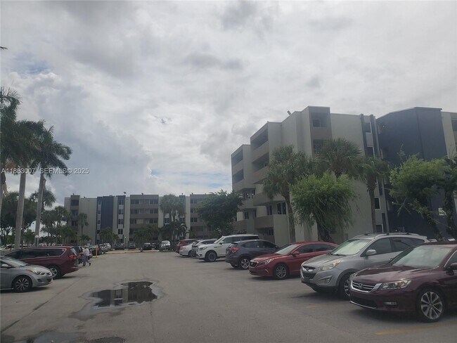 Building Photo - 10000 NW 80th Ct