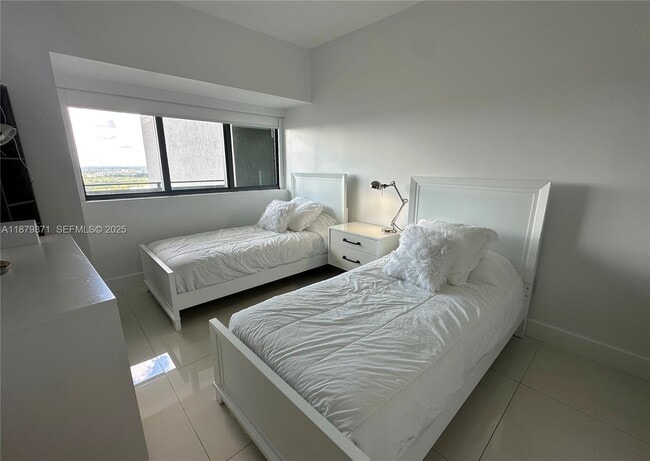 Building Photo - 650 NE 32nd St