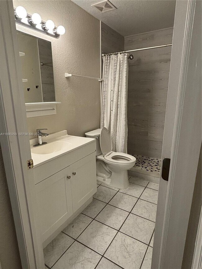 Building Photo - 325 E Plymouth Ave