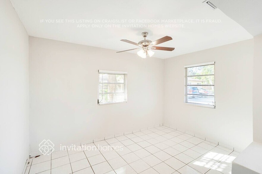 Building Photo - 2440 SW 5th Pl