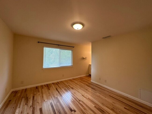 Building Photo - Stunning END-UNIT 3-bedroom condominium located in Agoura Hills