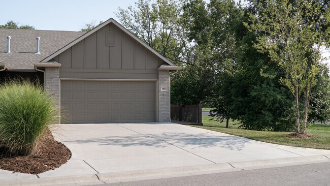 Building Photo - 902 W Onewood Pl