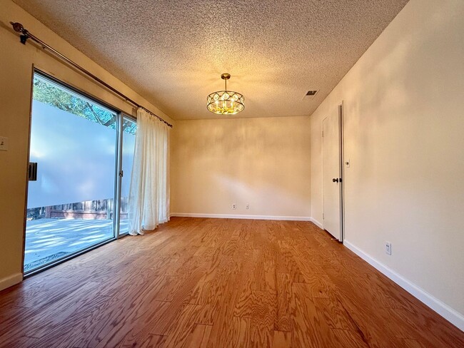 Building Photo - Completely Updated 3 Bed 2.5 Bath Walnut C...