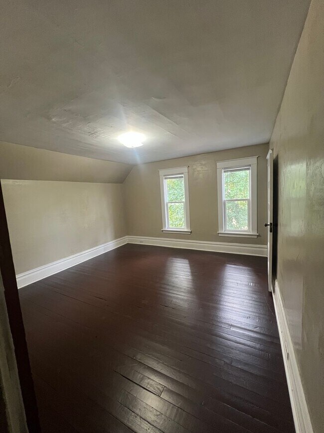 Building Photo - Spacious 4 Bedroom Southside Holland