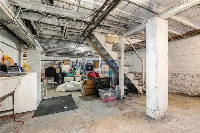 Building Photo - 243 Cedar St